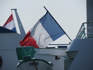 Marseille, Fransa-Nisan 2013 yaklaşık: liman, bir tekne üzerinde Fench bayrak