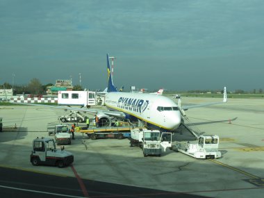 Bologna, İtalya - Kasım 2014 yaklaşık: Ryanair uçak havaalanında