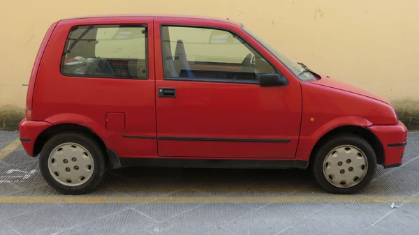 Arezzo Itália Circa Abril 2016 Carro Fiat 500 Vermelho Uma — Fotografia de Stock