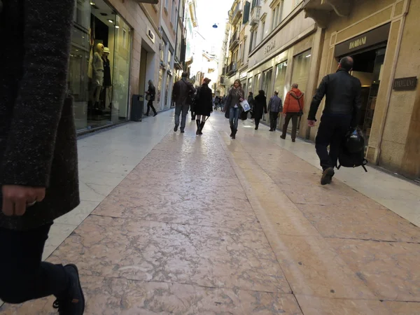 Verona Italia Circa Marzo 2013 Personas Paseando Por Centro Ciudad — Foto de Stock