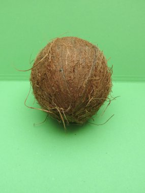Açık yeşil arka planı üzerine Hindistan cevizi (cocos nucifera) somun