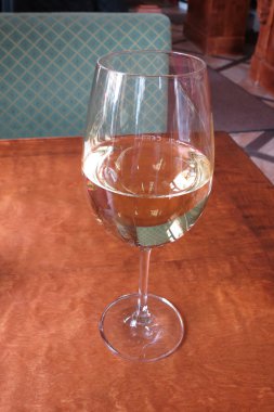 Bir bardak beyaz şarap