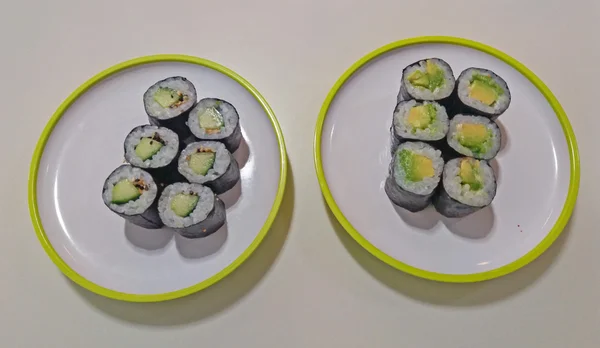 Kappa Gurka Och Avokado Vegan Maki Maträtt — Stockfoto