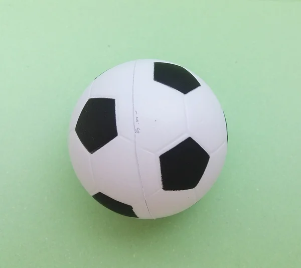 Futebol Bola Miniatura Réplica Close Sobre Fundo Verde — Fotografia de Stock