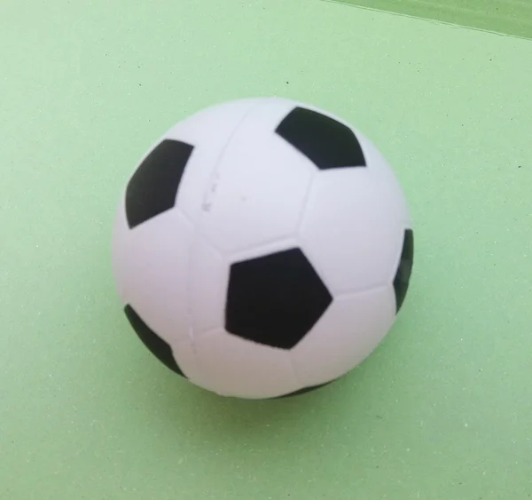 Miniatur Replik Eines Fußballballs Aus Nächster Nähe Über Grünem Hintergrund — Stockfoto