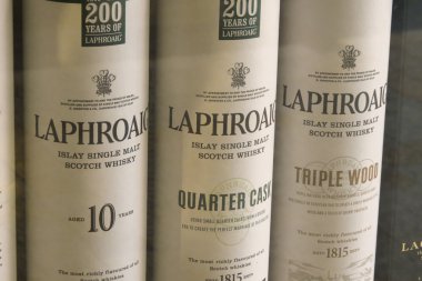 Edinburgh, İskoçya, İngiltere - Mart 2016 yaklaşık: Laphroaig viski farklı türleri: 10 yaş arası, fıçı ve üçlü ahşap çeyrek