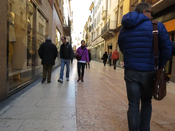 Verona Italia Circa Marzo 2013 Personas Paseando Por Centro Ciudad — Foto de Stock