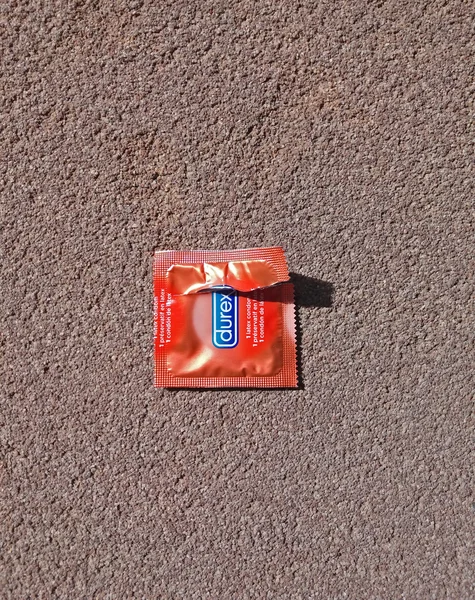 Kondom paketet öppnas — Stockfoto