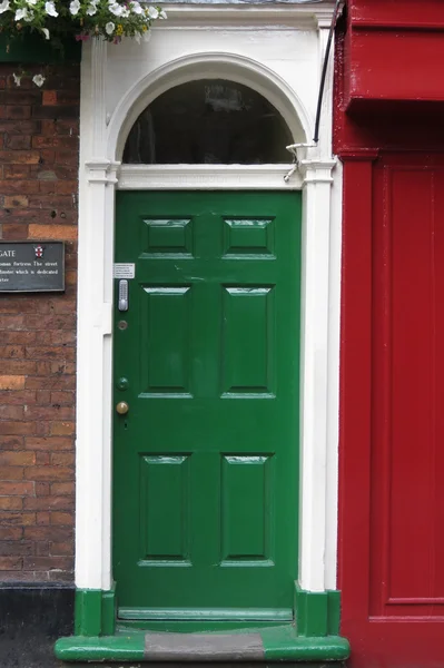 Porta britânica pintada em verde — Fotografia de Stock