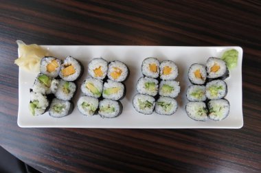 Kappa (salatalık), avokado ve oshinko (turşu daikon) vegan maki