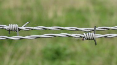 Güvenlik hattı bir dikenli tel çit ile