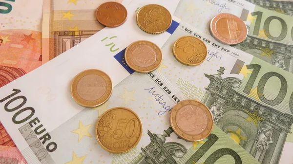 Банкноты и монеты евро — стоковое фото