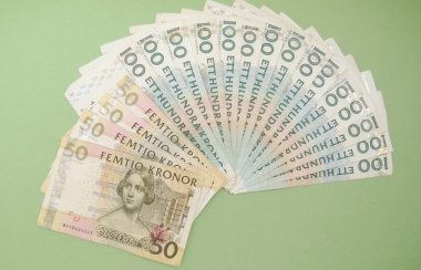 Mavi arka plan üzerinde İsveç para birimi İsveç Sek