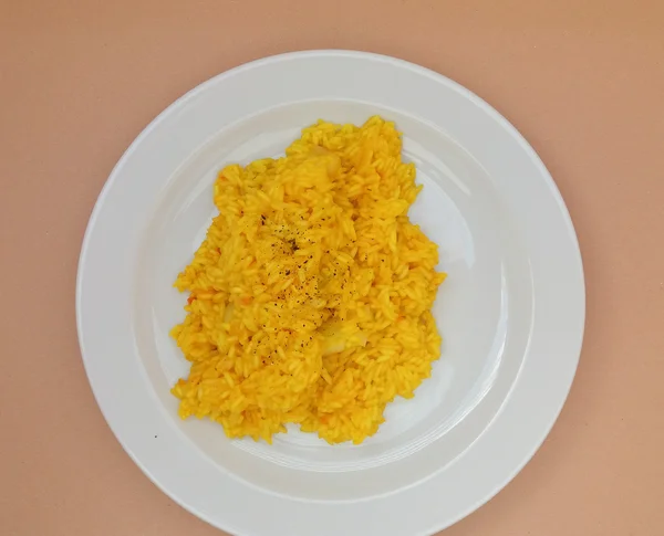 カルナローリ米とサフラン リゾット中粒米 — ストック写真