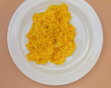 Safran risotto Carnaroli pilav ile yapılan orta taneli pirinç yetiştirilen