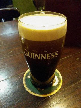 Dublin, İrlanda - Ekim 2015 yaklaşık: Guinness bira masanın üzerine bir bardak