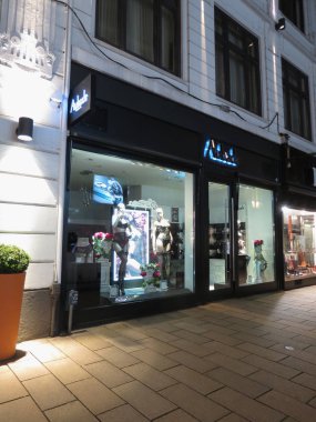 Hamburg, Almanya - Kasım 2016 yaklaşık: Aubade marka mağaza ile iç çamaşırı ve askı kayışı çorap giyen mankenler