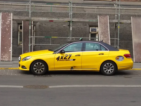 Carro de táxi amarelo em Copenhague — Fotografia de Stock