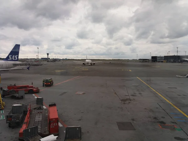 Köpenhamn Circa Juni 2016 Flygplatsens Landningsbana Med Flygplan — Stockfoto