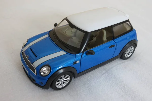 Голубой автомобиль Mini Cooper (версия 2013 года) ) — стоковое фото