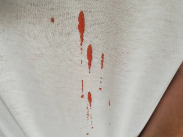 Kan lekeleri ele ile beyaz kumaş yaprak