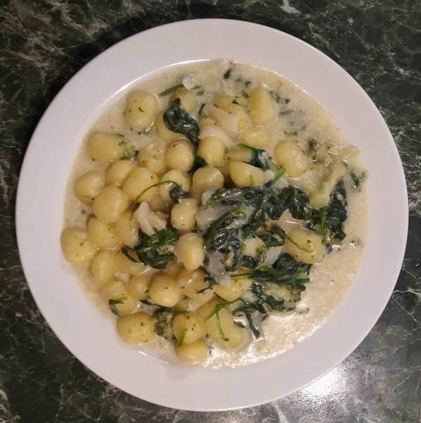 Gnocchi makarna ıspanak soslu'deki geleneksel İtalyan yemekleri