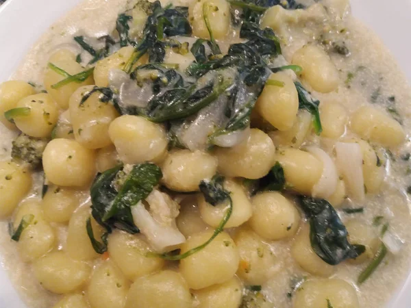 Gnocchi makarna ıspanak soslu'deki geleneksel İtalyan yemekleri