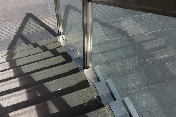 Zeitgenössisches Treppenhaus Mit Stahl Und Glasgeländer — Stockfoto