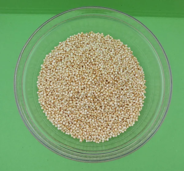 Gepuffte Quinoa Chenopodium Quinoa Einer Glasschüssel Über Grünem Hintergrund — Stockfoto