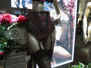 Hamburg, Almanya - Kasım 2016 yaklaşık: Aubade marka mağaza ayrıntılı bir çift imza siyah çorap, iç çamaşırı ve askı kayışı çorap - giyen mankenler ile