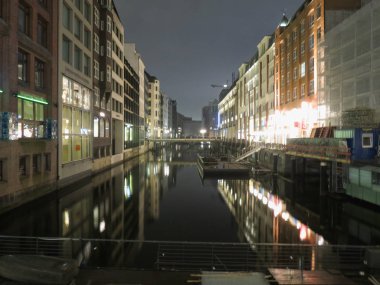 Hamburg, Almanya - Kasım 2016 yaklaşık: Hamburg kanal gece mağazaları ile
