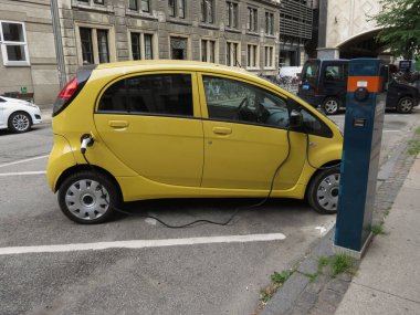 Kopenhag, Danimarka - Haziran 2016 yaklaşık: Mitsubishi elektrikli otomobil sokakta şarj sarı