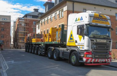 York, İngiltere - yaklaşık Ağustos 2015: Scania uzun araç kamyon ağır nakliye şehir merkezinin bir sokakta park için