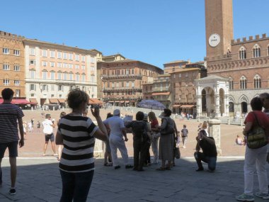 Siena, İtalya - Temmuz 2016 yaklaşık: Turist ana meydanında