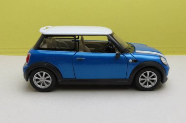 Oxford, İngiltere - Ekim 2015 yaklaşık: minyatür gösterimi bir ışık mavi Mini Cooper araba (2013 sürümü) Çin'de, bir çocuk oyuncak 2014 yaklaşık olarak üretilen beyaz çatılı