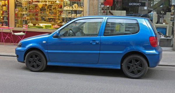 Синий Volkswagen Polo — стоковое фото