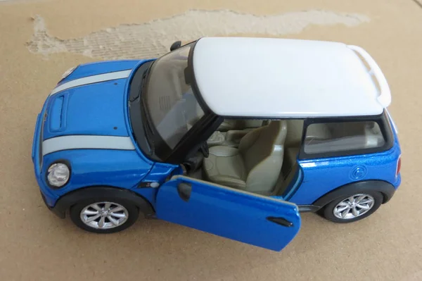 光の青いミニクーパー車 (2013年バージョン) — ストック写真