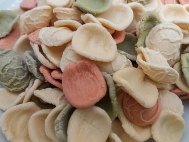 Apulia, İtalya, Orecchiette makarna (doğal, yeşil ıspanak, pancar kırmızı üç renklerde)