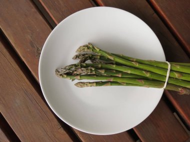 Bir tabakta sebze kuşkonmaz