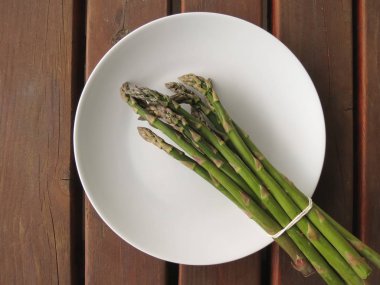 Kuşkonmaz (kuşkonmaz officinalis) sebze vejetaryen yemek bir tabak içinde