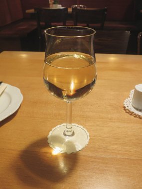 bir kadeh beyaz şarap bir tablo