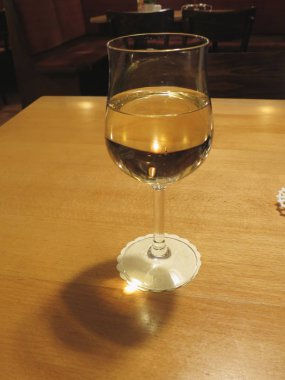 bir kadeh beyaz şarap bir tablo