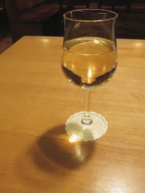 bir kadeh beyaz şarap bir tablo