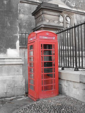 Kırmızı telefon kulübesi K6 (Oxford, İngiltere, Birleşik Krallık) aksine siyah beyaz resim üzerinde