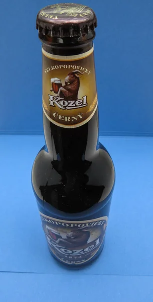 Praga República Checa Circa Mayo 2016 Botella Cerveza Kozel Cerny —  Fotos de Stock
