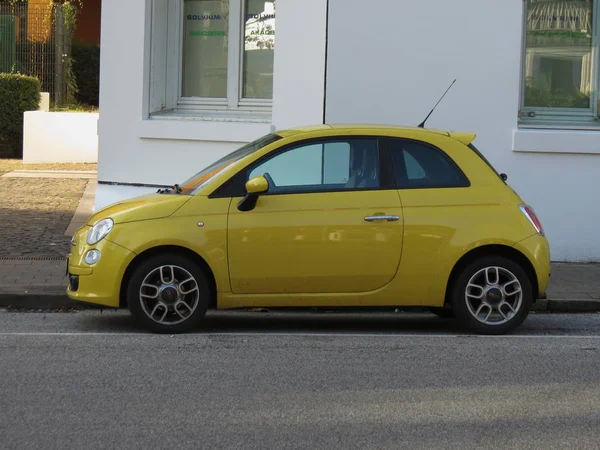 Hamburg Alemania Circa Noviembre 2016 Amarillo Fiat Nuevo Coche 500 — Foto de Stock