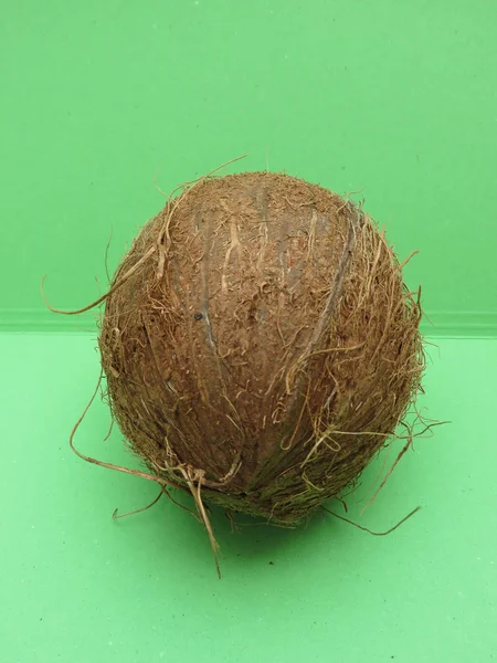 Kokos Cocos Nucifera Nakrętka Jasnozielonym Tłem — Zdjęcie stockowe