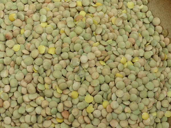 レンズ豆は野菜を脈動させる背景として有用なビーガンフード — ストック写真