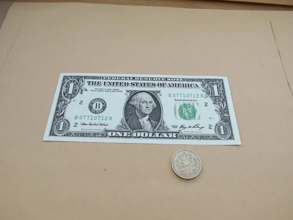 私たちドル紙幣 ドル札最初私たち大統領 1789 を備え フロント側には ジョージ ワシントンと Gbp のポンド コイン — ストック写真