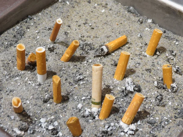 Fechar Muitos Cigarros Nádegas Uma Bandeja Com Areia — Fotografia de Stock